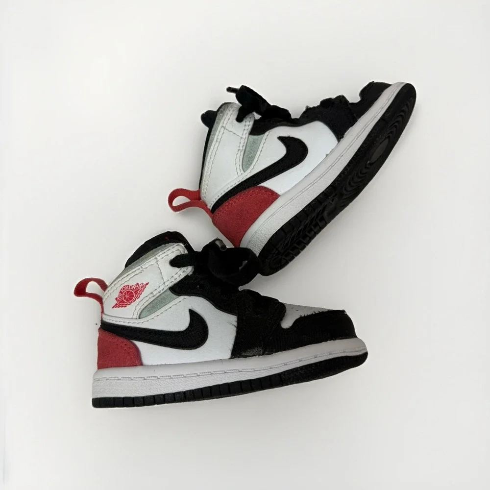 Jordan Unisex Baby/Toddler Mid Top Sneakers US 4C White/Black/Red BQ6933-100
